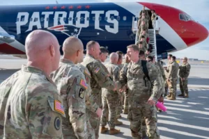 Soldiers welcoming soldiers home from deployment